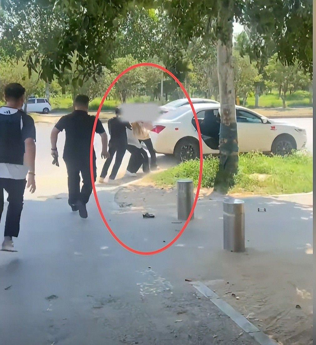 女孩上海买房父母让过户弟弟，拒绝后险被送精神病院，幸好有准备