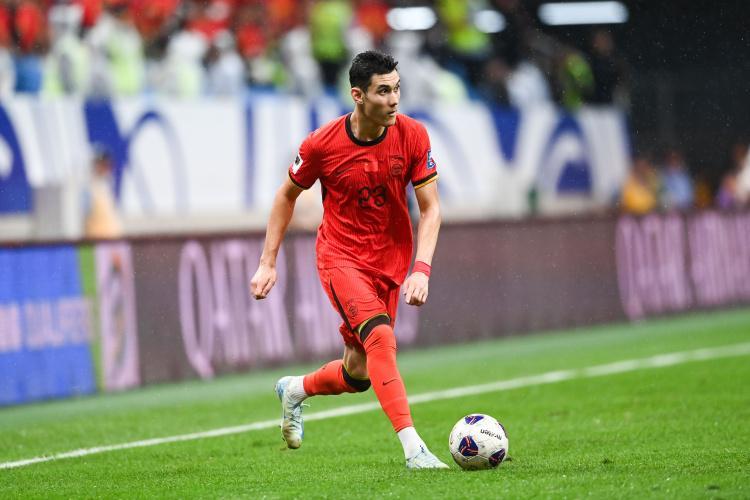 媒体人：拜合拉木不会站着不动左看右看，有些球员传完球就不动了